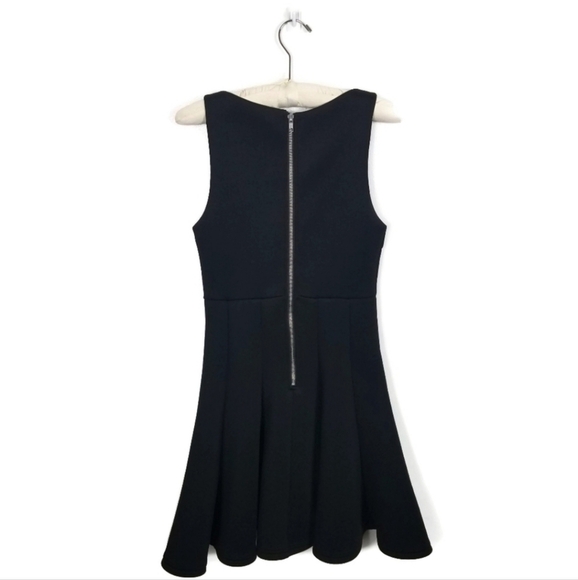 MINKPINK by Revolve flared sleeveless v- neck black mini skater dress. Size M - Picture 4 of 8